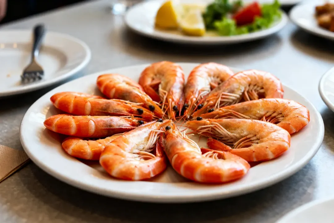 Assiette de crevettes cuites questionnant combien de crevettes par personne pour un repas idéal