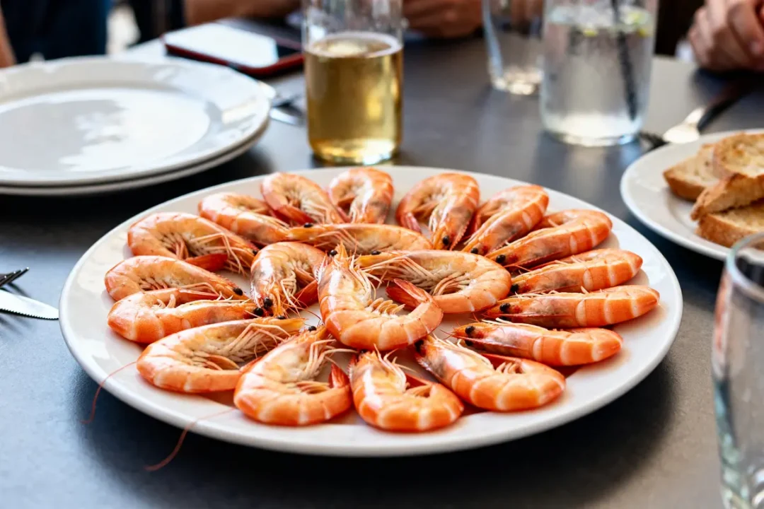 Assiette de crevettes organisée en cercle illustrant le nombre de crevettes par personne idéal