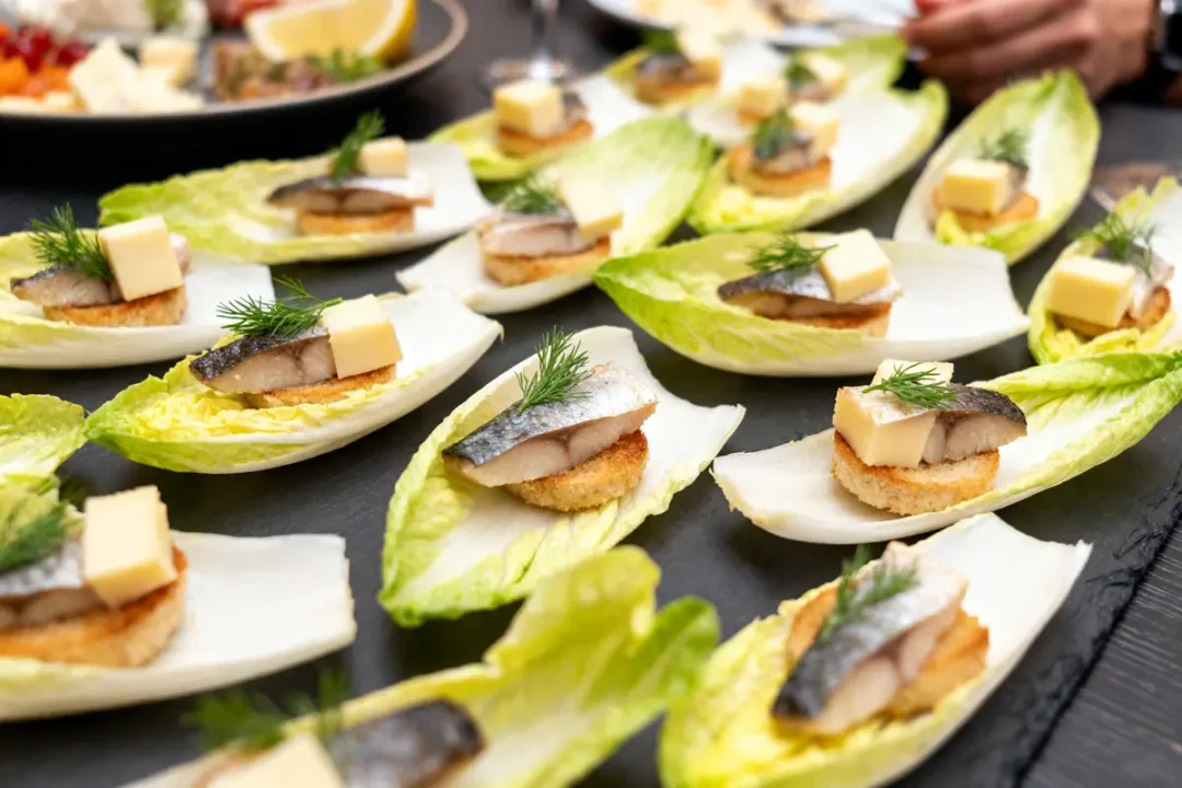Feuilles d'endives garnies de fromage et poisson pour apéritif à base d'endives