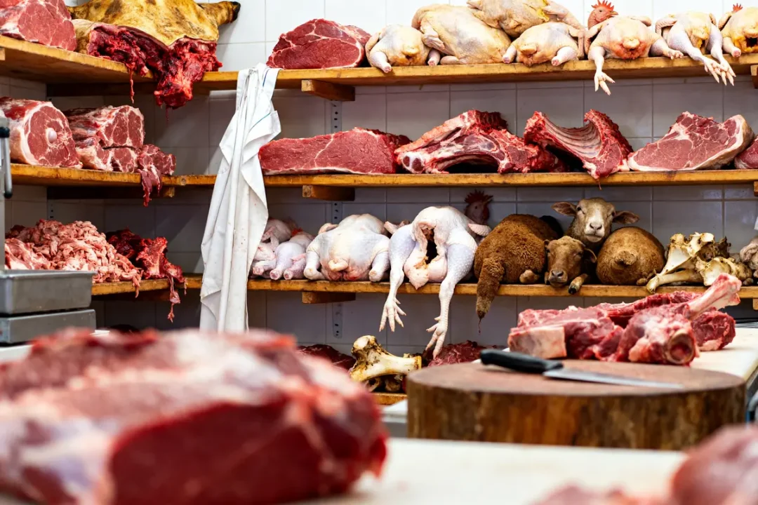 Viandes variées exposées sur des étagères dans une boucherie halal à Annemasse