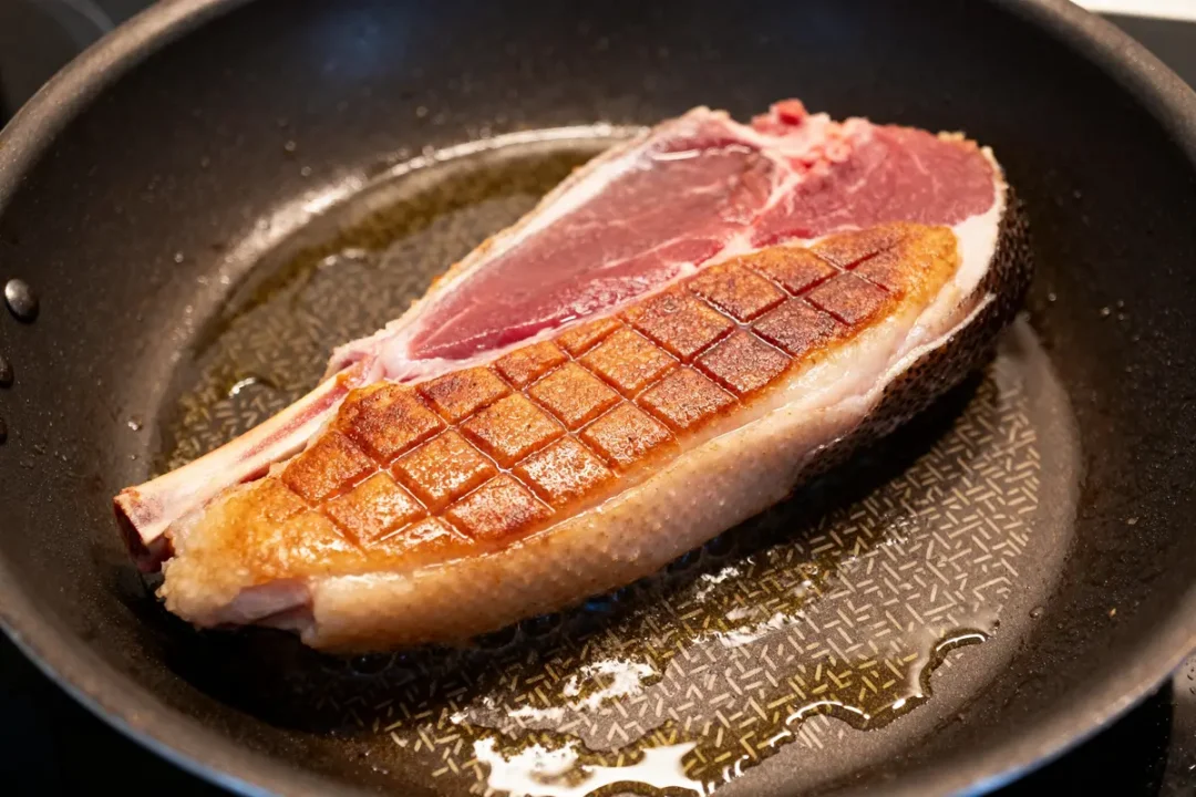 Magret de canard saisi à la poêle pour une parfaite cuisson du magret à la poêle