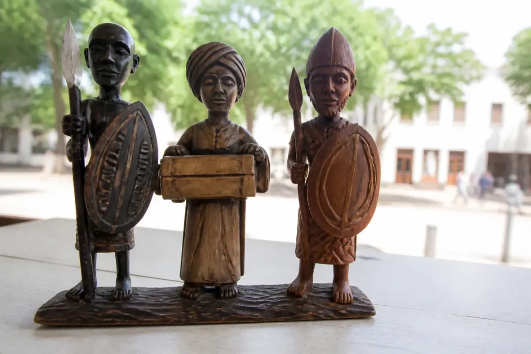 Sculptures africaines représentant un trio de guerriers d'un pays dont le nom commence par O